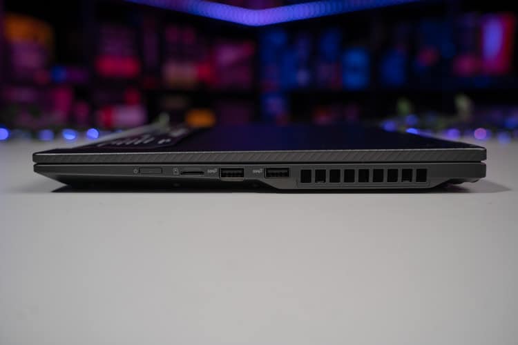 ASUS ROG Flow X16 7 ports