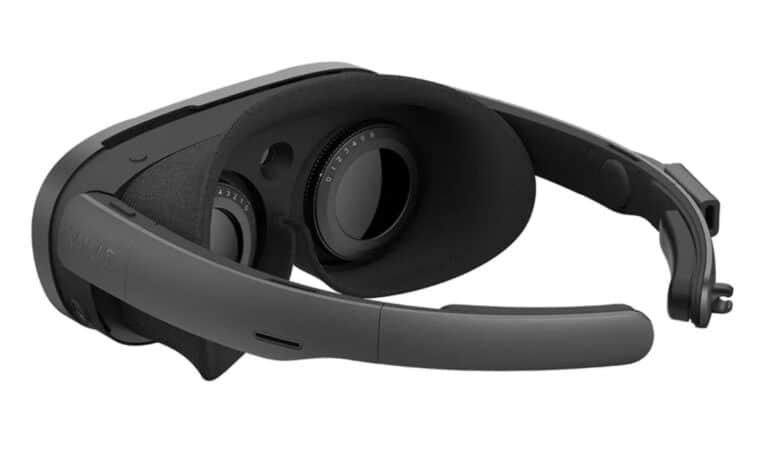 Does VIVE XR Elite come with headphones