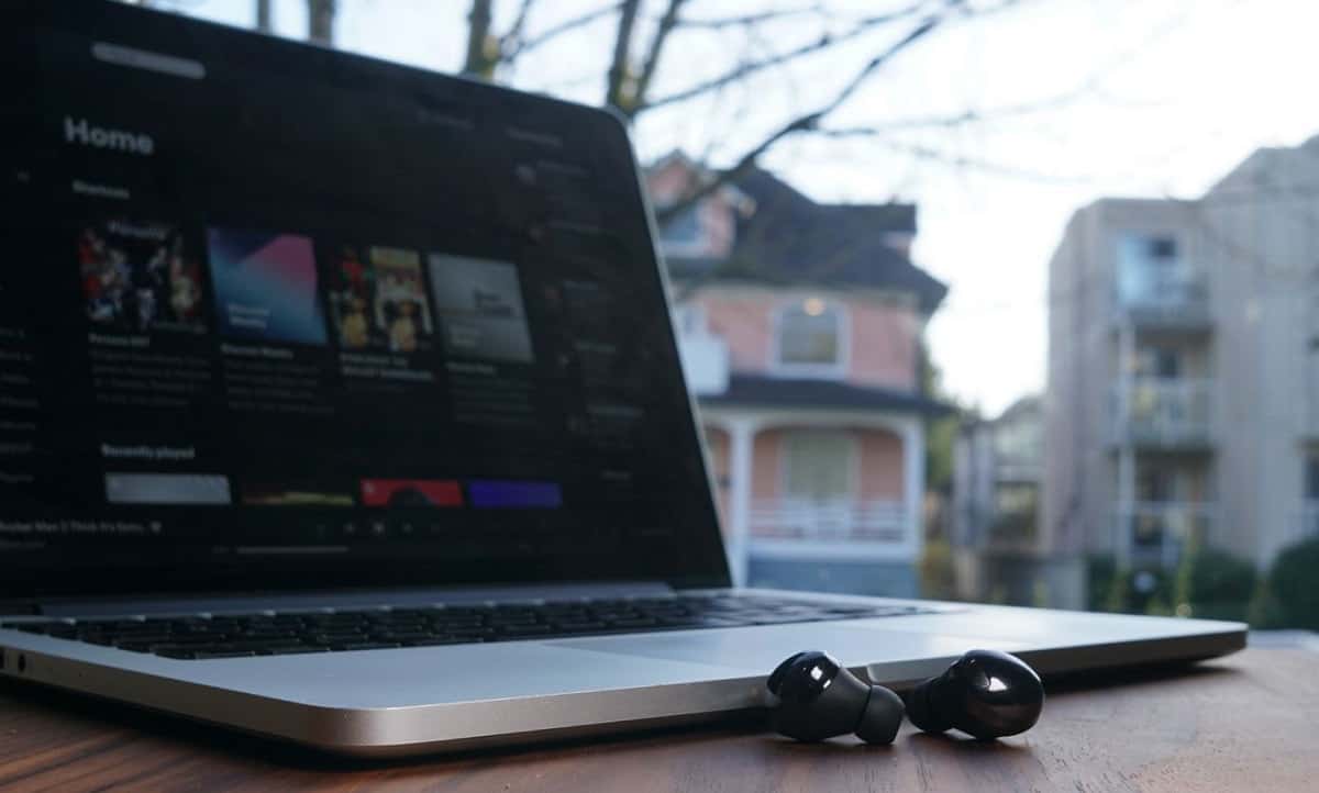 How to connect Galaxy Buds to laptop devices