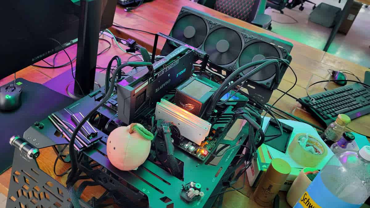 GIGABYTE GeForce RTX 4070 Eagle OC bench back