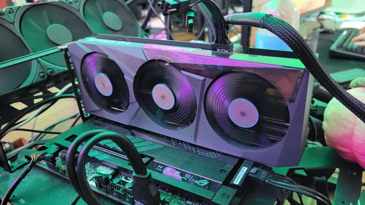 GIGABYTE GeForce RTX 4070 Eagle OC front bench